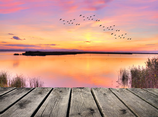 Naklejka na ściany i meble amanecer de colores en el lago