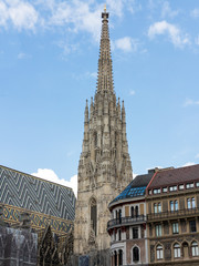 Südturm des Stephansdoms mit Gebäude am Wiener Stephansplatz