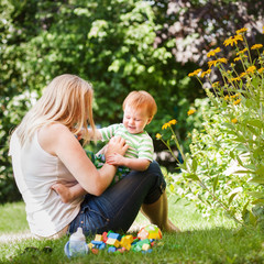 Mutter spielt im Garten mit Kind
