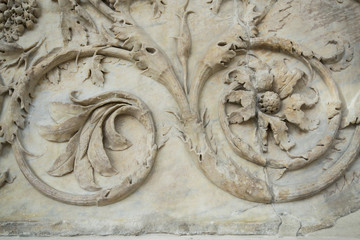 Girali vegetali in marmo