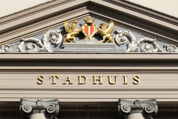 Eingang eines niederländischen Rathauses