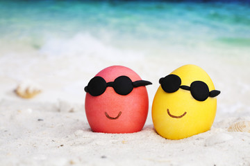 Fototapeta na wymiar Happy easter eggs with sunglasses