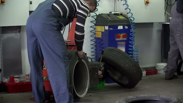 Vulcaniser is straightening the tire