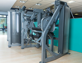 Gym indoor with nobody with cuadriceps machine