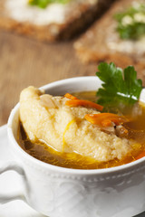 Closeup einer Griesnockerlsuppe