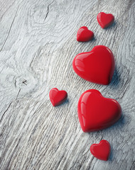 6 Herzen auf verwittertem Holz