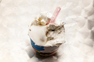 Eiscreme auf einem silbernen Tisch