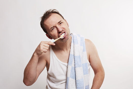 Mann putzt Zähne 2