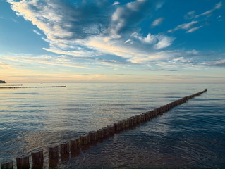 Abenddämmerung mit Bunen an der Ostsee