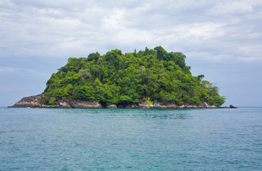 Fototapeta na wymiar Tropical island on the sea