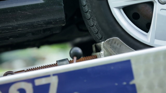 Car being set on the traction truck