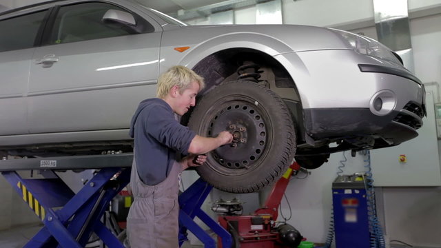 Vulcaniser removes all the screws from a tire