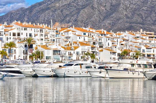 Deportes n&aacute;uticos en Espa&ntilde;a, Puerto Ban&uacute;s, Marbella