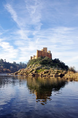 Fototapeta na wymiar Almourol castle located in small island on Tejo river