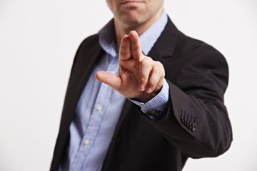 Geschäftsmann drückt auf eine imaginäre Taste 2