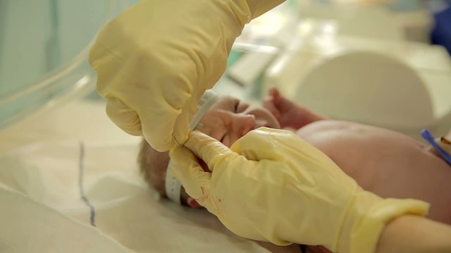 Nurse measure just-born baby child
