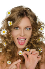 Naklejka premium beautiful woman with daisies in hair takes petals