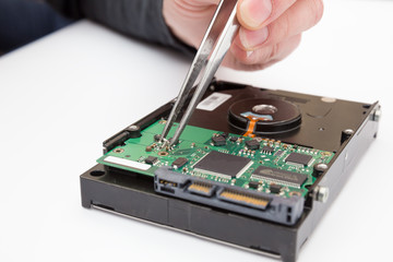 hold scheme of the hard disk with tweezers