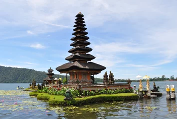 Papier Peint photo Temple Ulun Danu temple Beratan Lake in Bali Indonesia