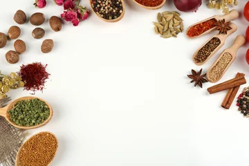 Foto op Plexiglas Verschillende specerijen en kruiden in houten lepels geïsoleerd op wit © Africa Studio