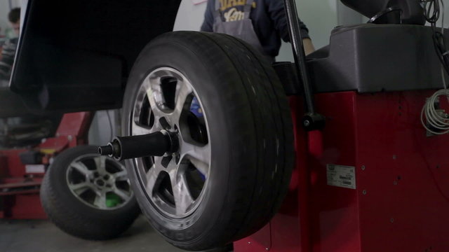Vulcaniser checks the tire's centrality