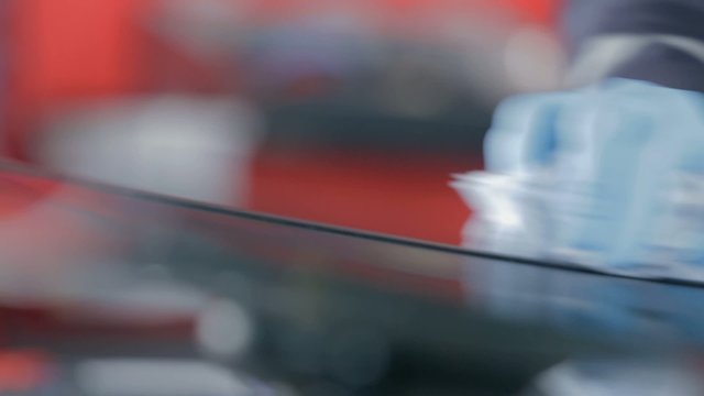 Cleaning parts of windscreen gap
