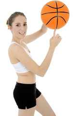 Teen spielt Basketball
