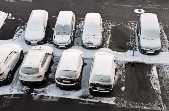 verschneite autos, parkplatz im winter