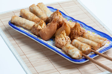 Plats chinois variés sur fond de bambou