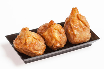 Raviolis chinois sur fond blanc