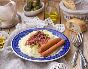 Mashed potatoes with apples served with sausages and bacon