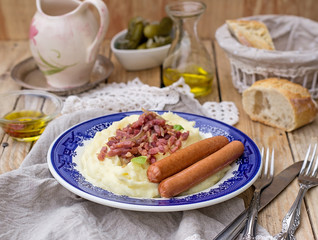 Mashed potatoes with apples served with sausages and bacon
