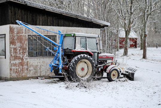 alter Trakter als Schneeschieber