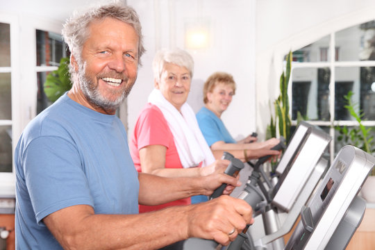 Senioren auf dem Crosstrainer
