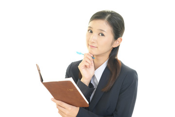 スケジュールを確認する女性