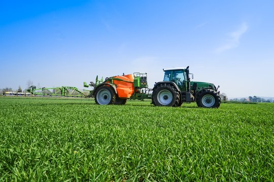 Pflanzenschutz, Traktor mit Anhängespritze auf Getreidebestand