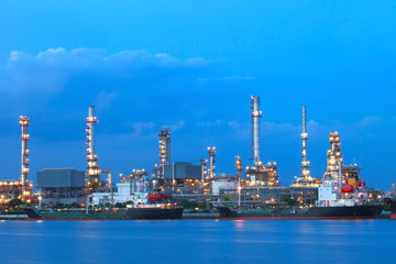 Obraz premium oil tanker ship on port against beautiful lighting in dusky sky