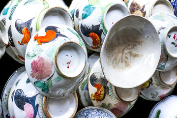 Chinaware the oldie plate and bowl display at junk shop.