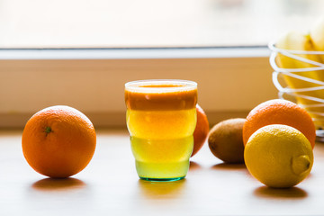 szklanka soku owocowego © burn1989