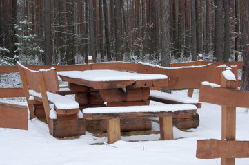 Drewniana ławka zimą.