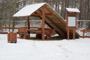 Drewniana ławka zimą.