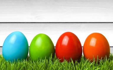 Ostern, Eier, bunt, Holzhintergrund