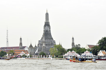 Thailandia. Bangkok, Wat Arun visto dal fiume Chao Phraya