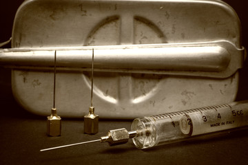 Vecchia siringa in vetro 