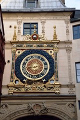 Die große Uhr von Rouen in "Rue du Gros Horloge" - Frankreich