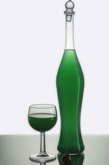 Bottiglia trasparente con liquido verde