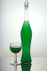 Bottiglia trasparente con liquido verde