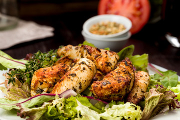 Hähnchenbrust auf Salat