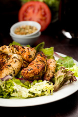 Hähnchenbrust auf Salat