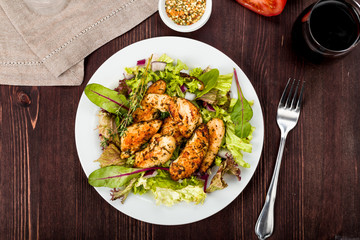 Hähnchenbrust auf Salat